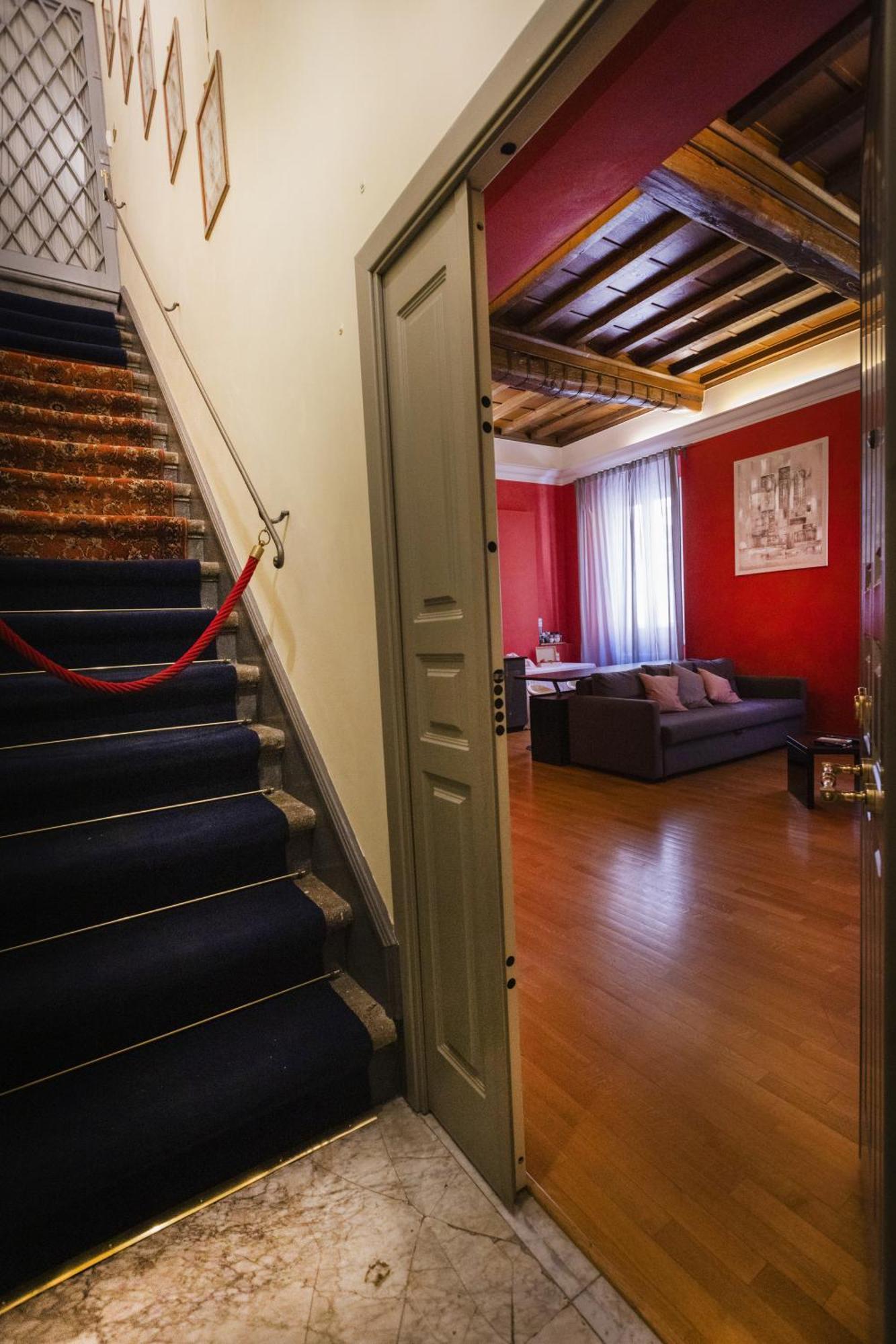 Barberini Apt Close To Fontana Di Trevi Рим Екстер'єр фото