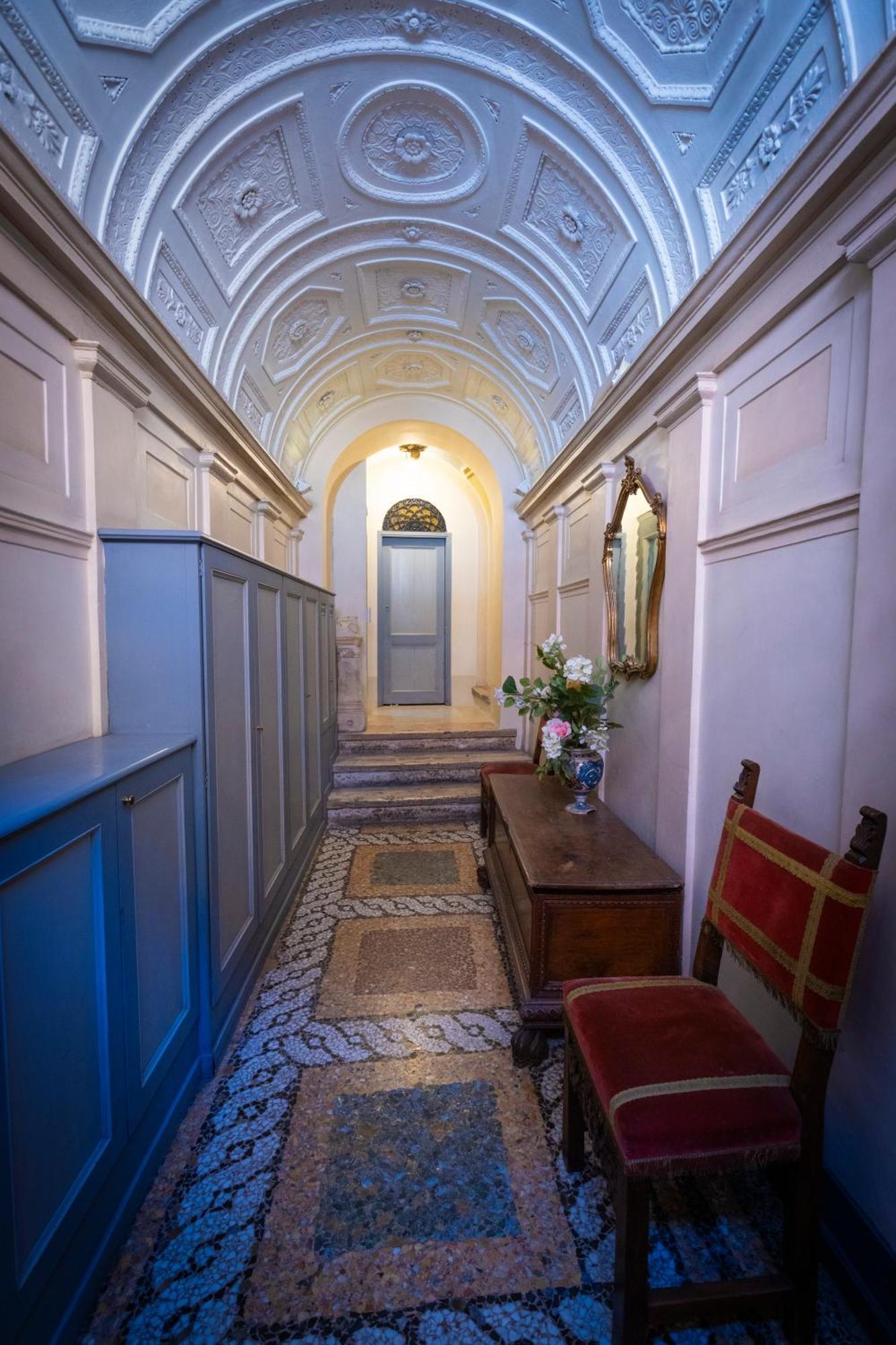 Barberini Apt Close To Fontana Di Trevi Рим Екстер'єр фото