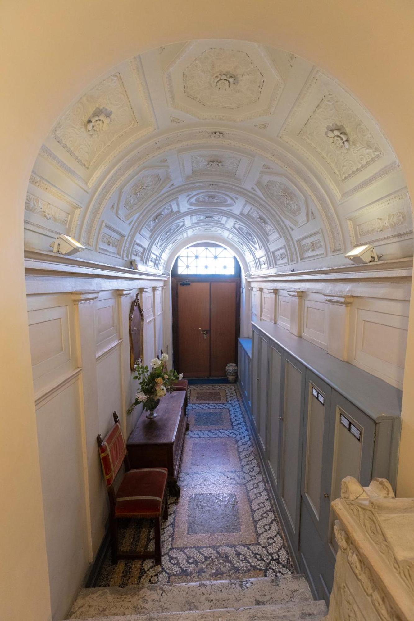 Barberini Apt Close To Fontana Di Trevi Рим Екстер'єр фото