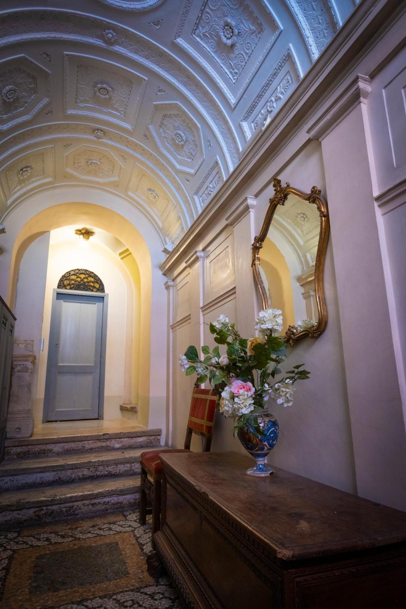 Barberini Apt Close To Fontana Di Trevi Рим Екстер'єр фото